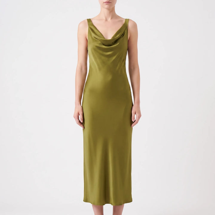 Mouwloze a-lijn dames midi-jurk met glanzende stof en een verleidelijke open rug, perfect voor een avondje uit.