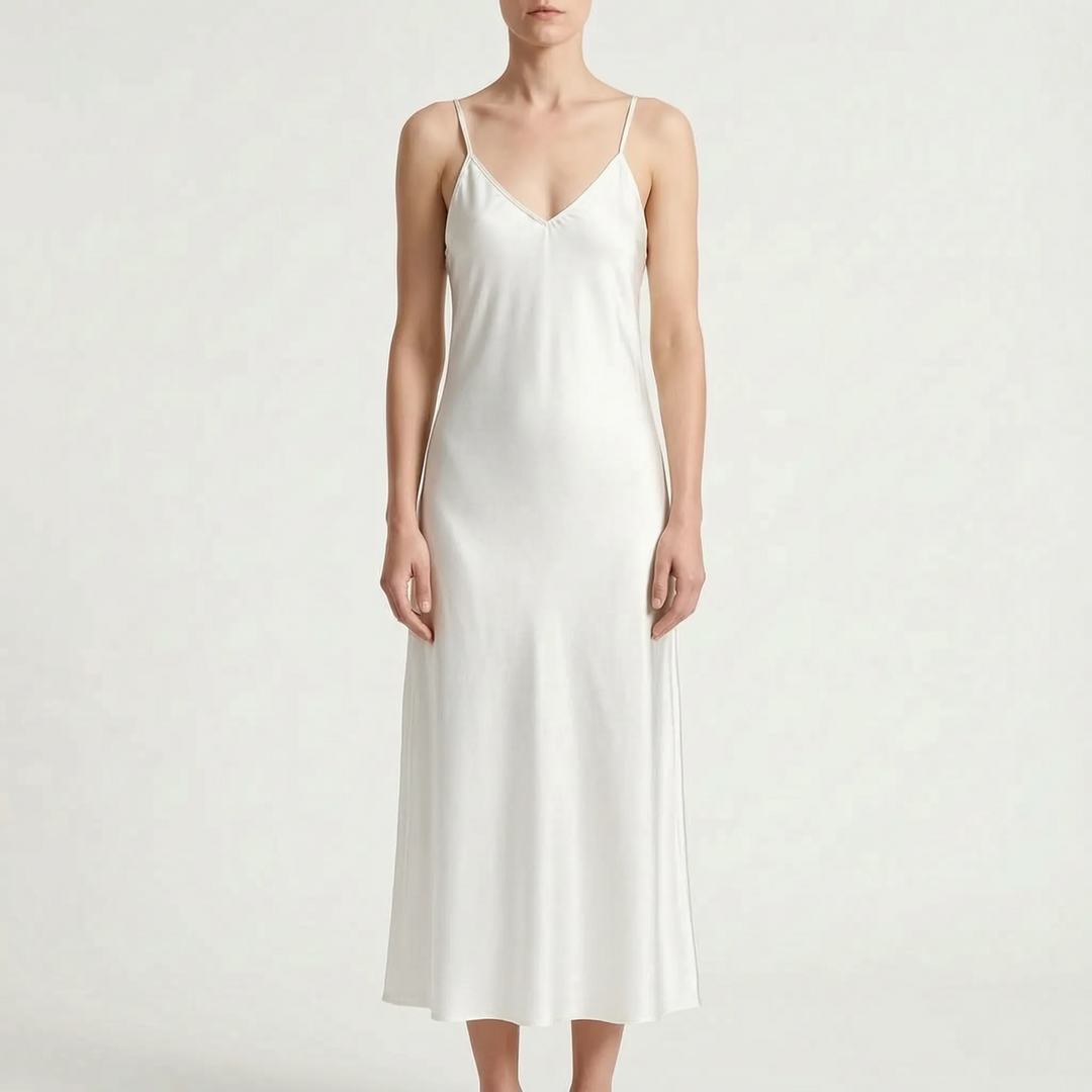 Avondjurk dames: glanzende enkellange slipdress met diepe V-hals en slanke pasvorm.
