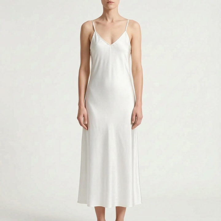 Avondjurk dames: glanzende enkellange slipdress met diepe V-hals en slanke pasvorm.