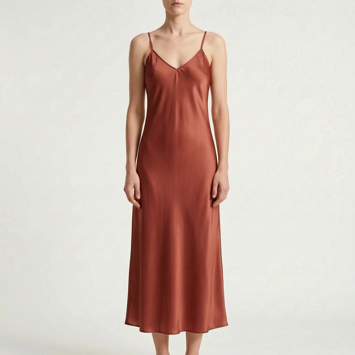 Chique dames slipdress, glanzende stof, enkellang en V-hals; ideaal voor zomerfeesten.