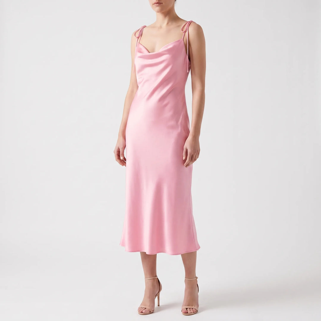 Chique mouwloze dames slipdress met watervalhals en rugvrij detail, een stijlvolle feestjurk.