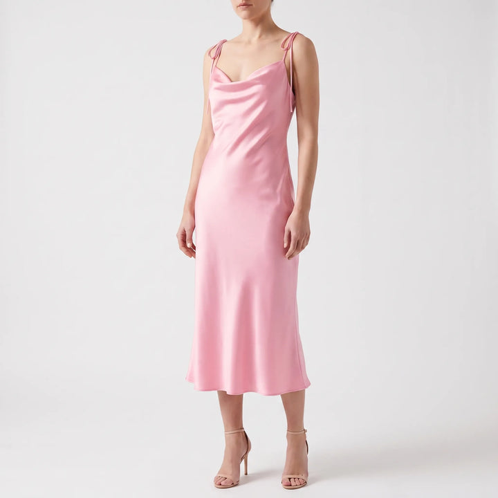 Chique mouwloze dames slipdress met watervalhals en rugvrij detail, een stijlvolle feestjurk.