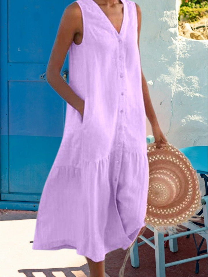Zomerse dames midi jurk met knoopsluiting. Mouwloos, V-hals, en comfortabel. Ideaal voor een elegante casual look.
