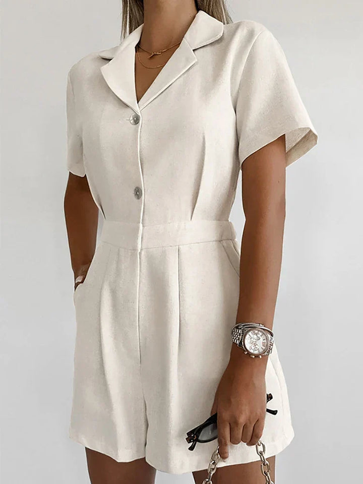 Stijlvolle beige dames jumpsuit met korte mouwen; perfect als kantoor outfit of casual zomerkleding.