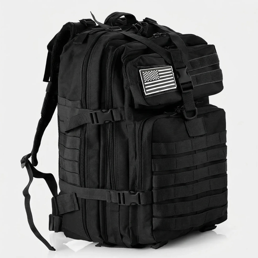 Zwarte 50 liter militaire rugzak met MOLLE systeem, ideaal voor avontuurlijke reizen en outdoor sporten.