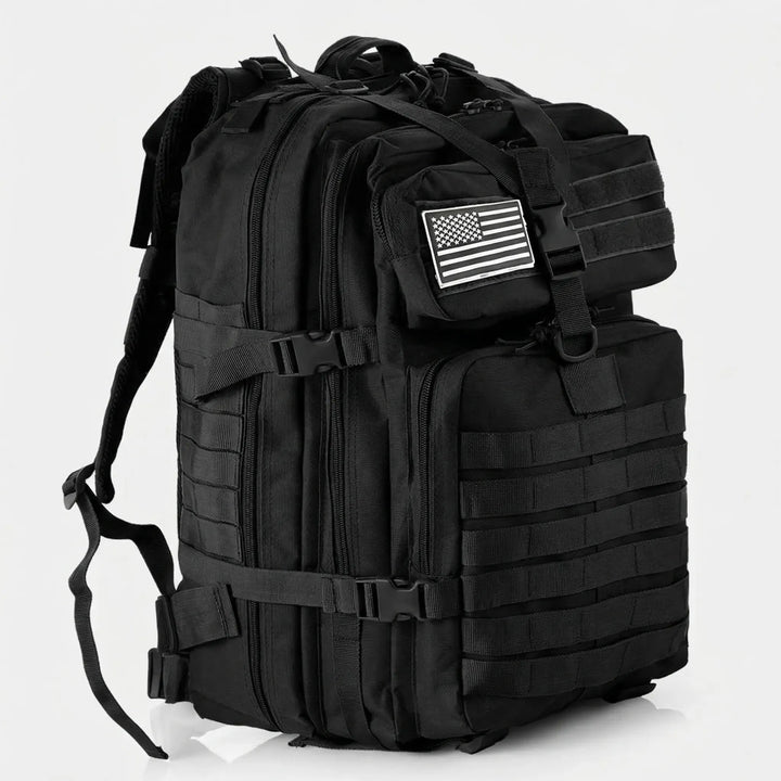Zwarte 50 liter militaire rugzak met MOLLE systeem, ideaal voor avontuurlijke reizen en outdoor sporten.