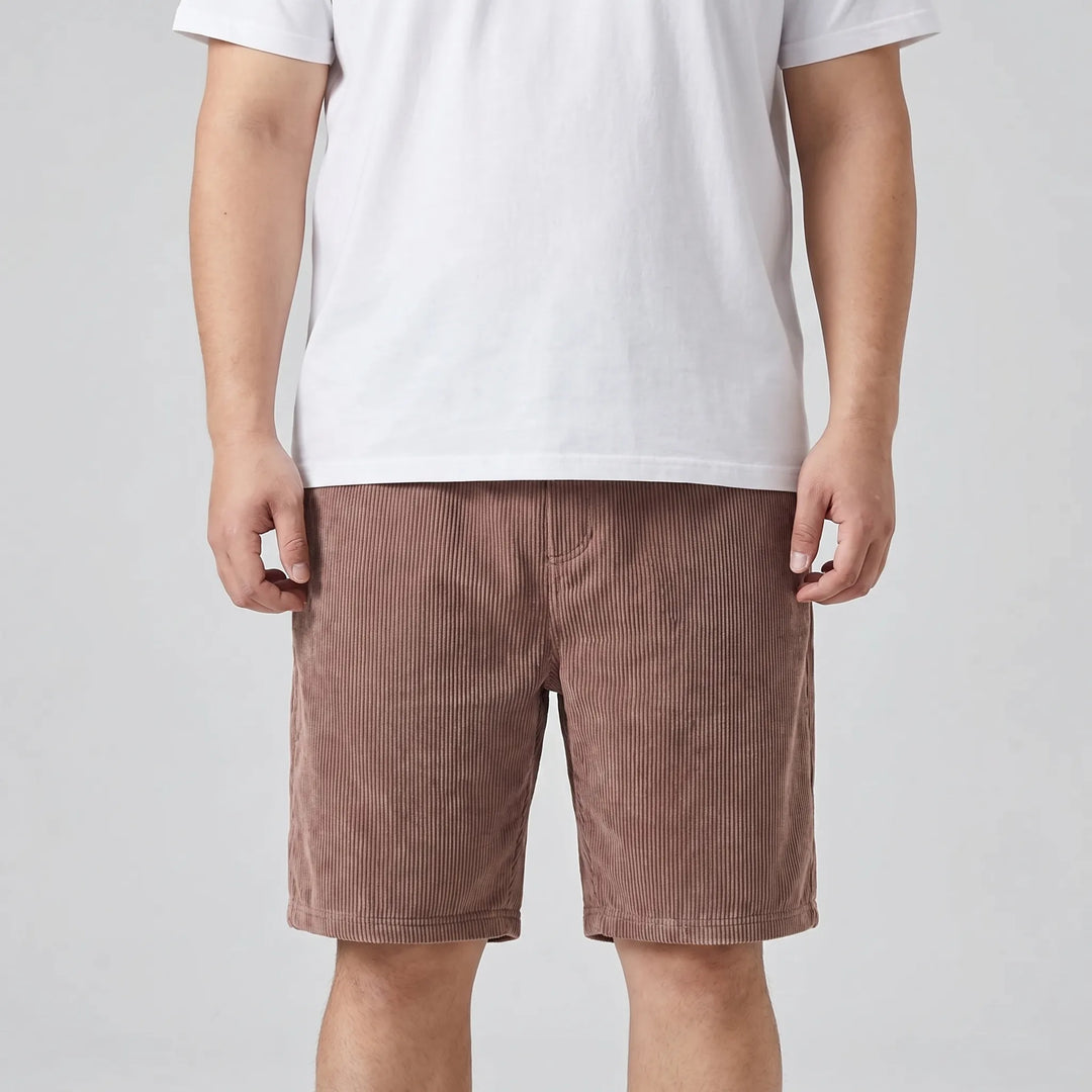 Man draagt comfortabele heren retro shorts met meerdere zakken, voor een relaxte en stijlvolle zomerlook.