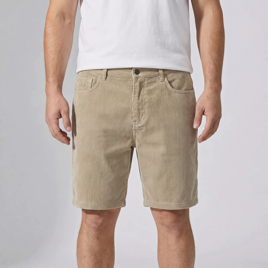 Zittende man in trendy heren retro shorts met diverse zakken, ideaal voor casual zomerse dagen.