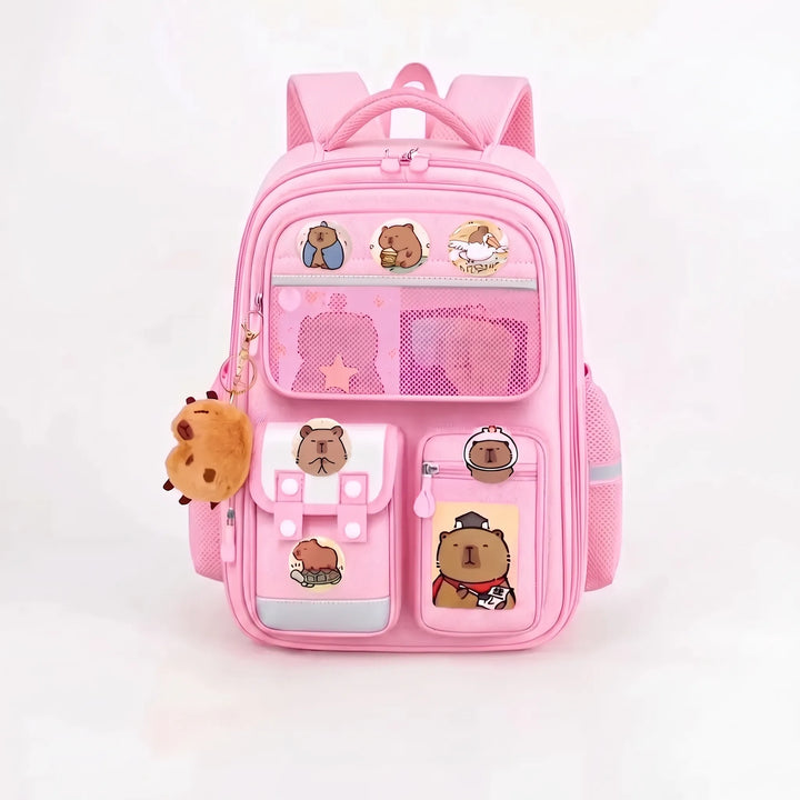 Nylon Capibara kinderrugzak, ontworpen voor georganiseerde schoolspullen. Duurzaam en makkelijk te dragen.