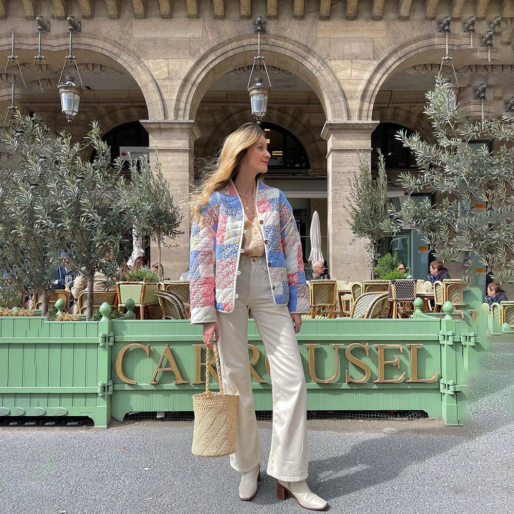 Chic meerkleurige damesblazer met elegante bloemenprint. Modieus voor elke gelegenheid.