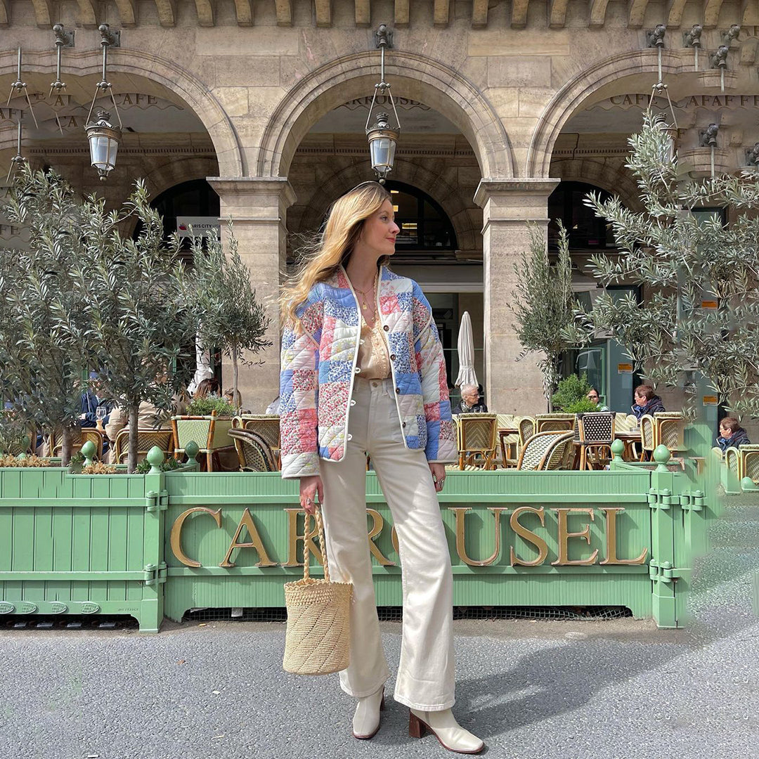 Chic meerkleurige damesblazer met elegante bloemenprint. Modieus voor elke gelegenheid.