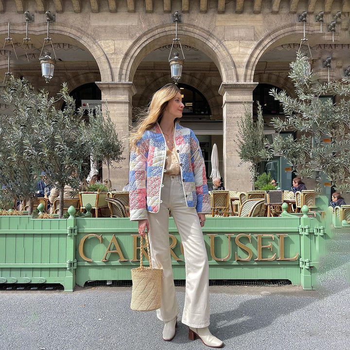 Chic meerkleurige damesblazer met elegante bloemenprint. Modieus voor elke gelegenheid.