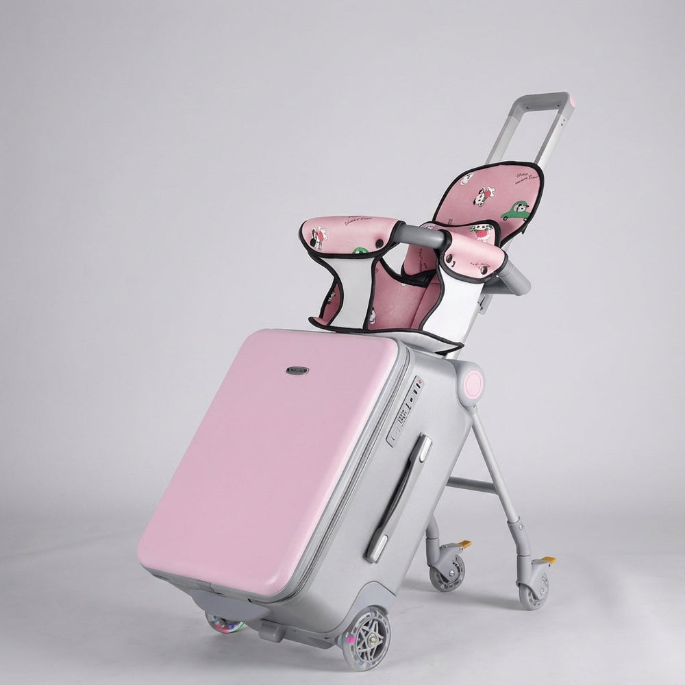 Blij kind rijdend op de ride-on kinderkoffer in de luchthaven, perfect voor speels reizen en wachten.