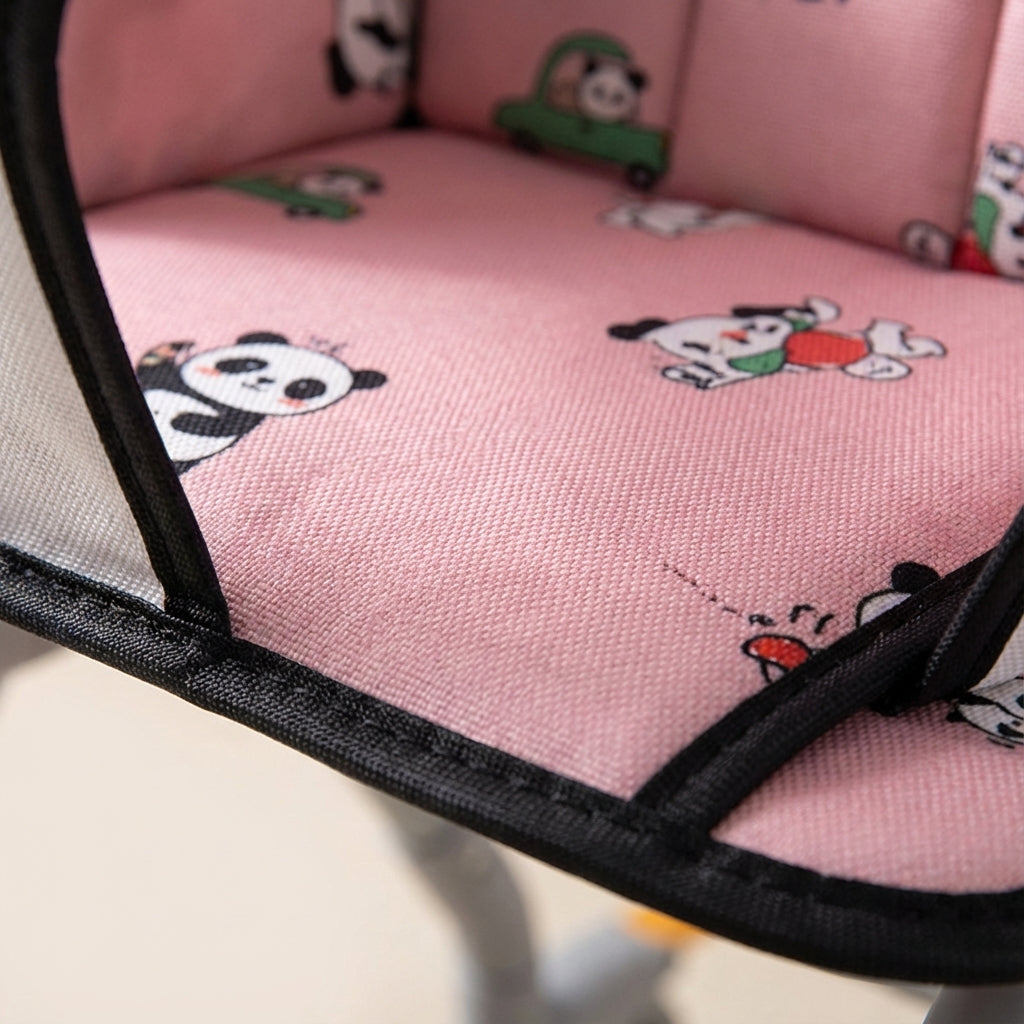 Klein meisje trekt haar eigen lichtgewicht kinderreisbagage, de ride-on koffer, met gemak achter zich aan.