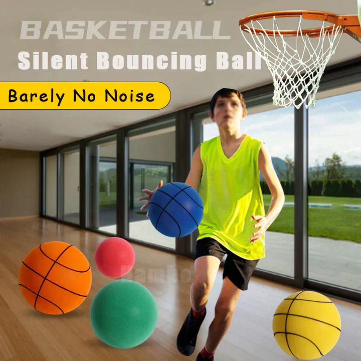Kinderen spelen stil binnen met zachte schuim basketbal. Perfect voor geruisloze indoor training en speelgoed.
