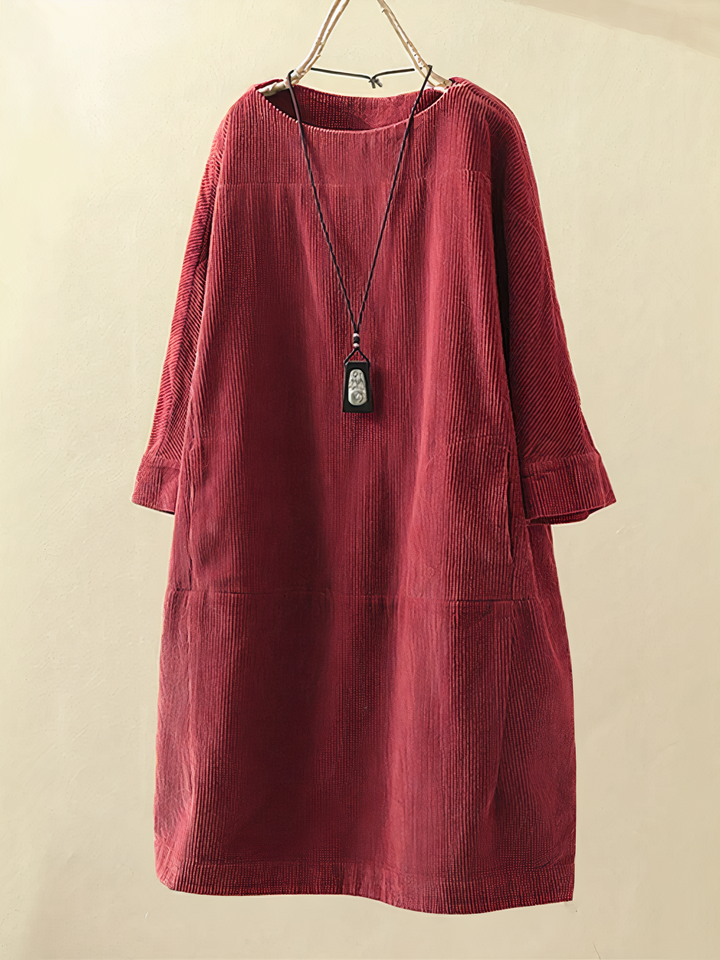 Modieuze dames A-lijn jurk met vintage look, gemaakt van corduroy. Casual en elegant voor herfst en winter.