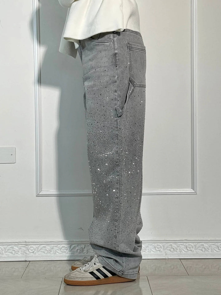 Streetwear stijl: dames wide leg broek van denim met glamoureuze rhinestone applicaties.