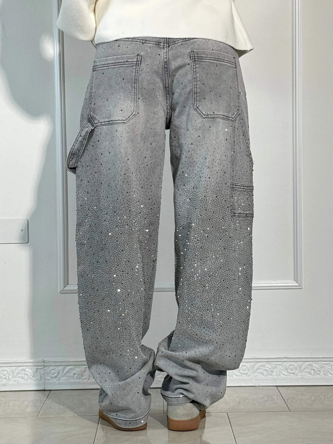 Hoymans dames jeans, losse pasvorm en wijde pijpen, versierd met schitterende rhinestones.