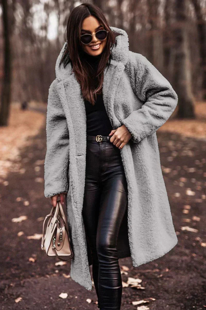 Comfortabele, warme dames winterjas van zachte teddy stof, oversized model met capuchon. Perfect voor koude dagen.