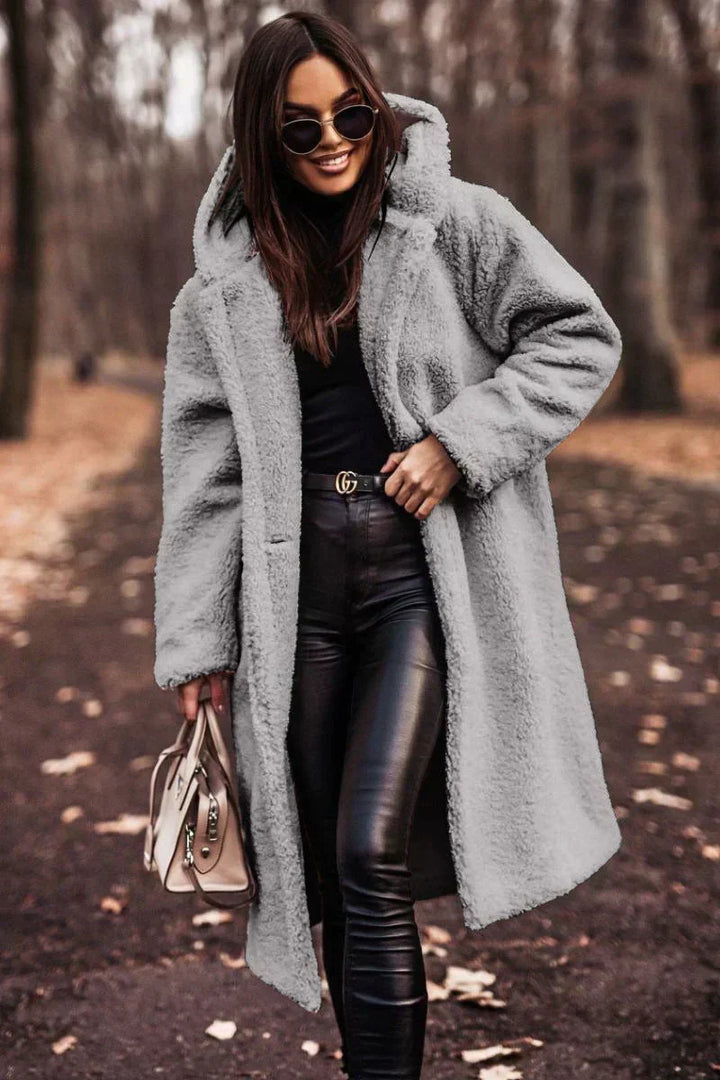 Comfortabele, warme dames winterjas van zachte teddy stof, oversized model met capuchon. Perfect voor koude dagen.
