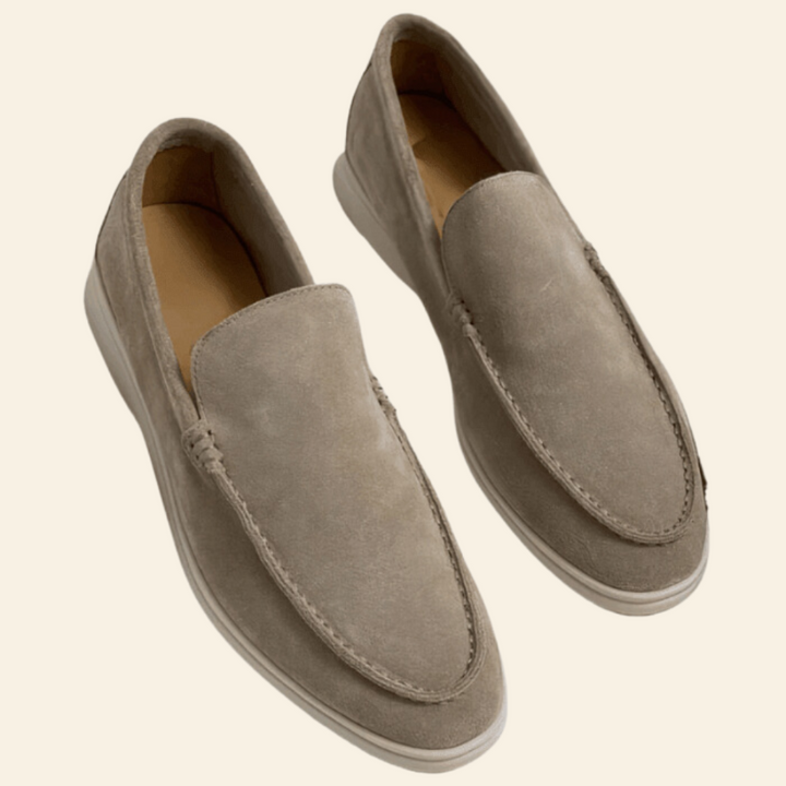 Hoymans instappers aan voeten; comfortabele unisex loafers voor dames en heren, ideaal voor casual elegantie.