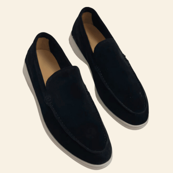 Zwarte klassieke heren loafers, instappers met een slank profiel, ideaal voor een stijlvolle en zakelijke look.