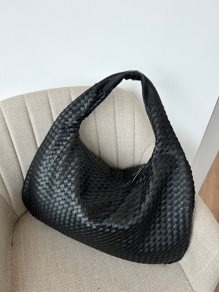 TASKTOTE dames handtas gedragen, toont elegantie en ruimtelijkheid; perfect voor de moderne vrouw.