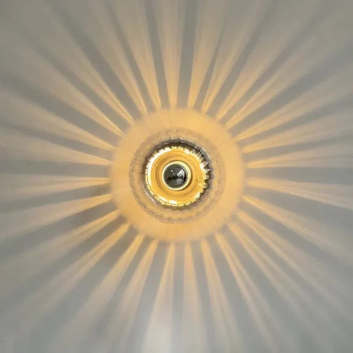 Gouden wandlamp in Bauhaus stijl. Combineert glas en metaal voor sfeervolle Nordic Glow in de woonkamer.