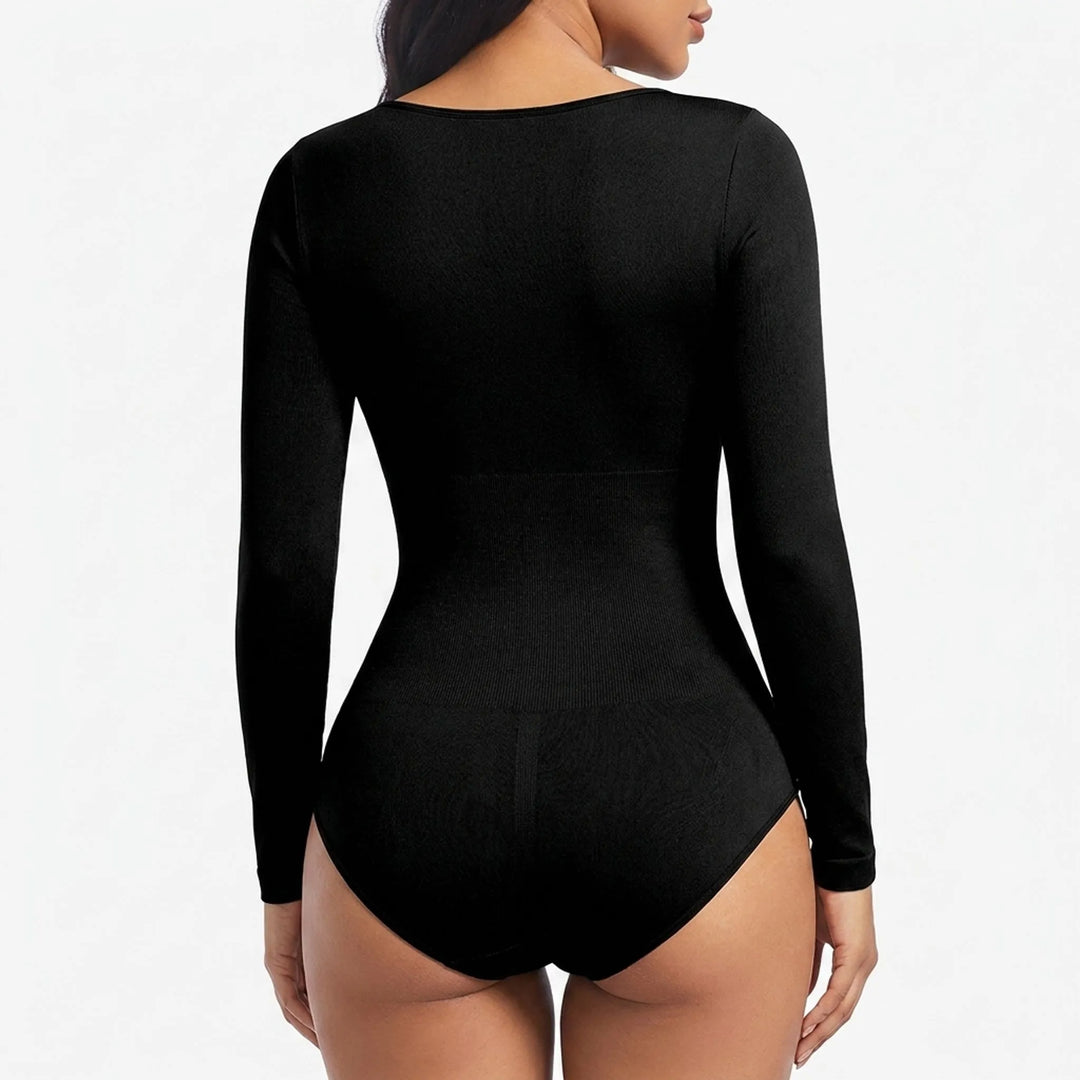 Beige naadloze damesbody met lange mouwen, comfortabele shapewear voor onder jurken en tops.