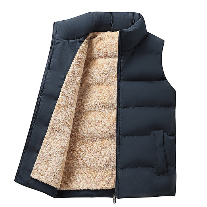 Heren bodywarmer met bont over trui gedragen. Stijlvolle en warme casual kleding voor de winter.