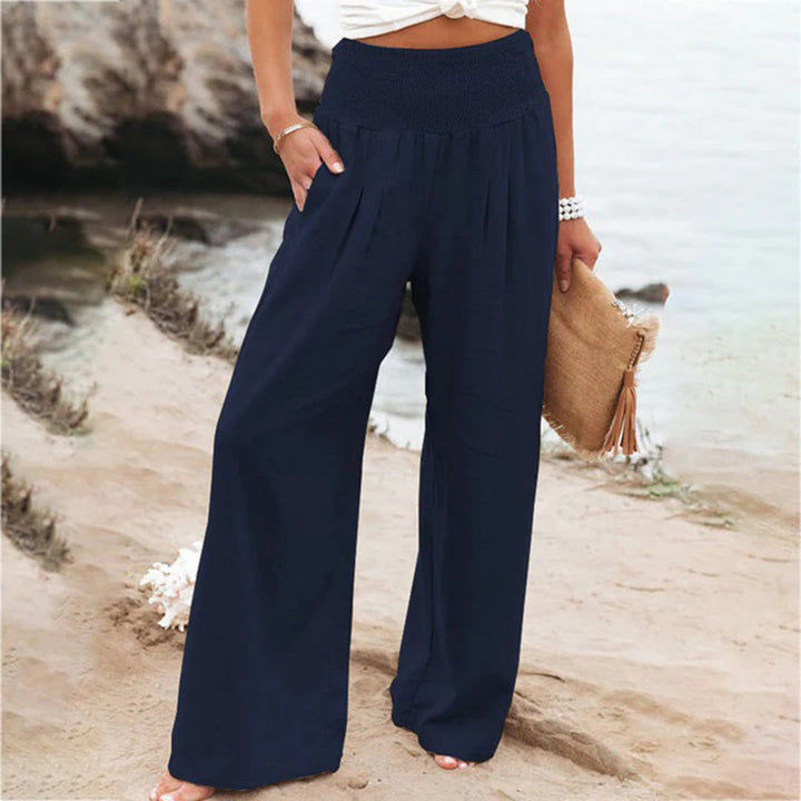 Detail van de stretchy tailleband van de comfortabele dames zomerbroek. Luchtig en modebewust voor vakantie of voorjaar.