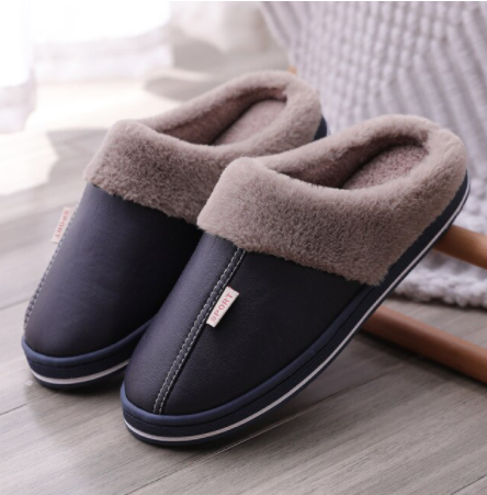 Een paar comfortabele unisex winter pantoffels, klaar voor ontspanning en warme voeten thuis.