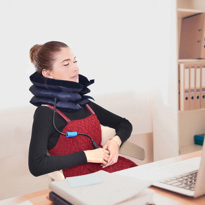 Persoon ontspant met opblaasbaar nekkussen; vermindert nekpijn en hoofdpijn door ergonomische ondersteuning.