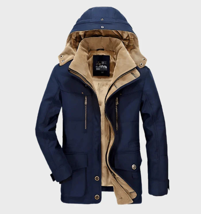 Warme heren winterjas, dik gevoerd, met een praktische capuchon. Perfecte outdoor jas tegen de winterkou.
