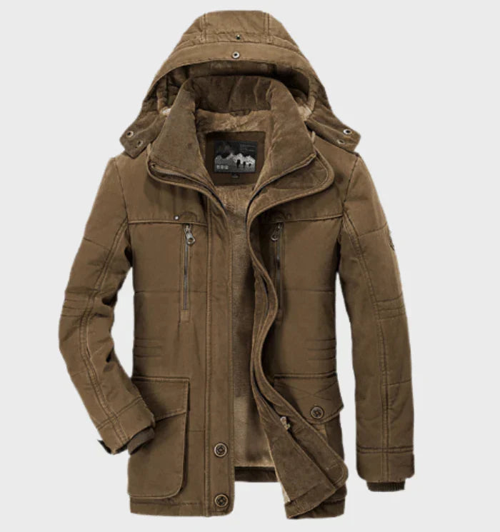 Dikke heren winterjas met capuchon, ideaal voor koude winterdagen. Warme en comfortabele bovenkleding voor mannen.