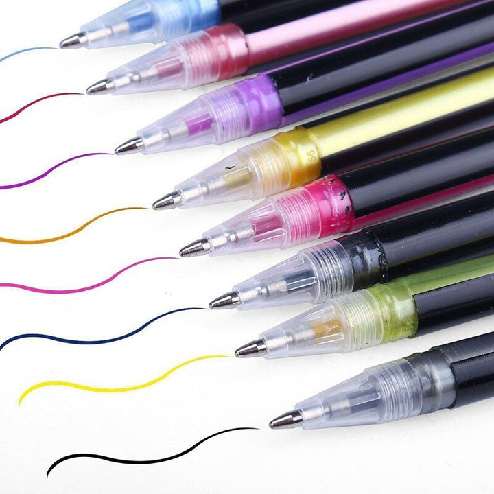 Hand toont een van de levendige neon stiften; ideaal voor gedetailleerd tekenen en kleuren.