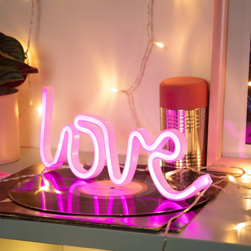 Lichtgevende 'Love' neonletters, ideaal als romantisch cadeau voor Valentijn of jubileum. Uniek sfeerlicht.