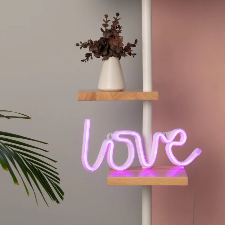 Stijlvolle 'Love' LED neon verlichting op een plank in de woonkamer, moderne love decoratie voor interieur.