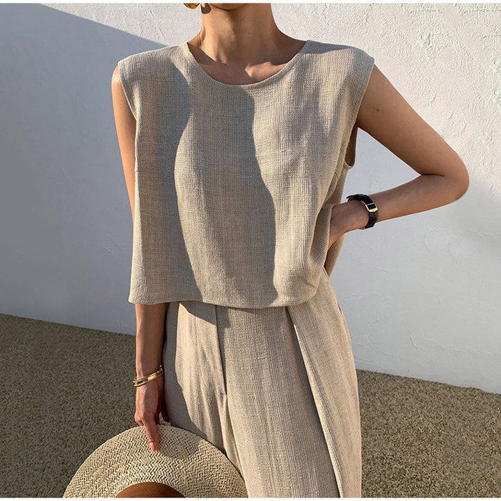 Tweedelige dames set: chique top met ronde hals & comfortabele wijde pijpen broek. Ideaal voor zomerkleding.