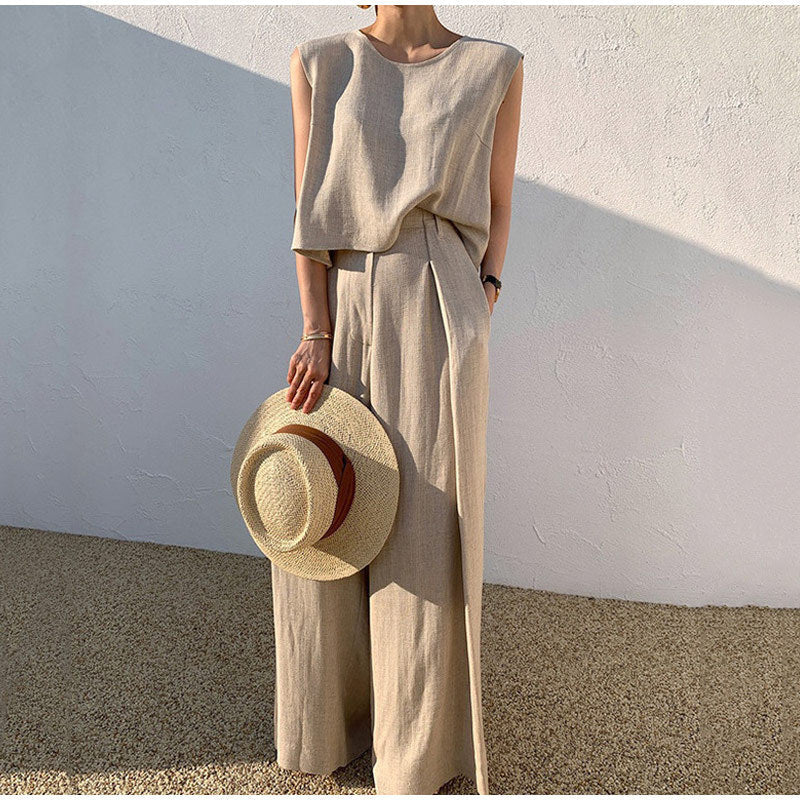 Modieuze dames set met losse wijde pijpen broek en elegante top. Perfecte casual chic vakantie outfit of strandlook.