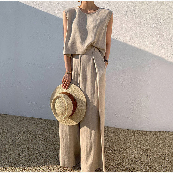 Modieuze dames set met losse wijde pijpen broek en elegante top. Perfecte casual chic vakantie outfit of strandlook.