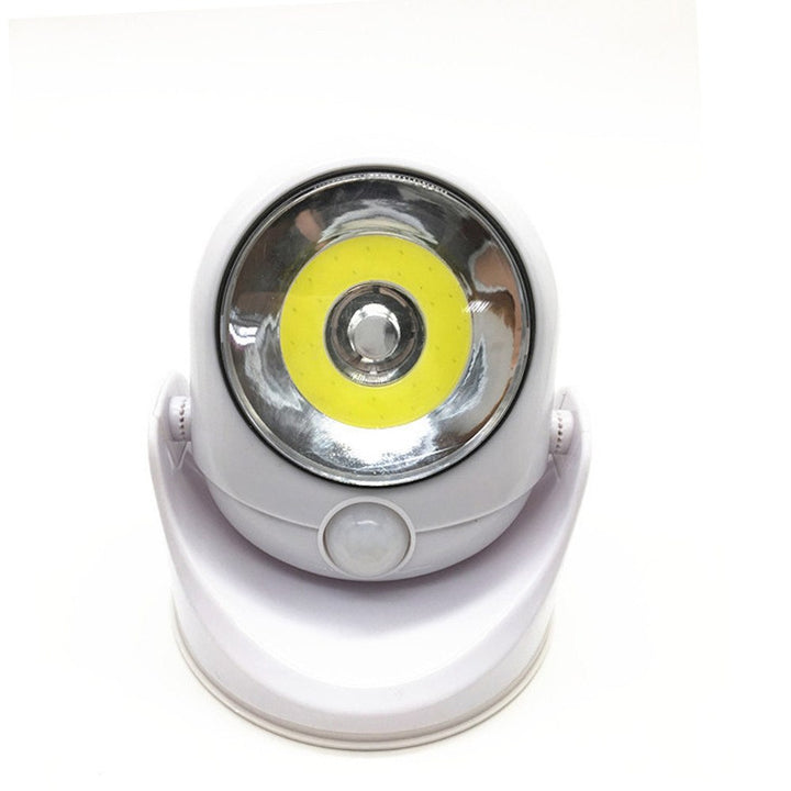 Helder verlichtende LED bewegingssensor lamp, draadloos en energiezuinig voor tuin of gang.