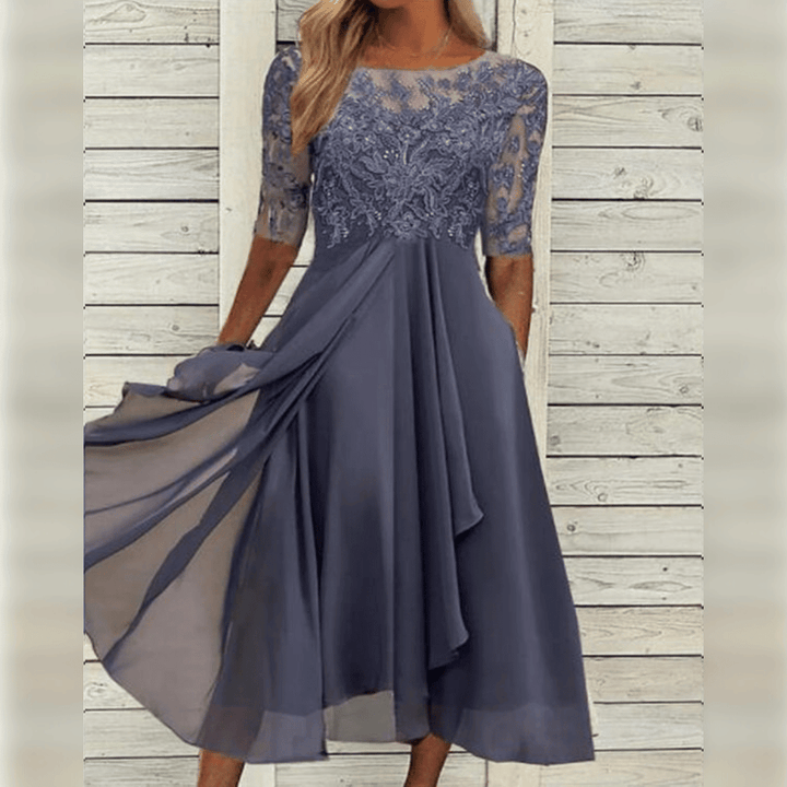 Prachtige kanten damesjurk met verfijnd design, elegante en comfortabele dameskleding voor zomerse dagen.