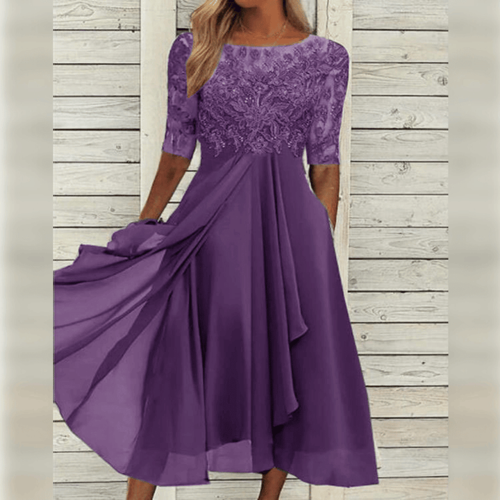 Stijlvolle feestjurk van kant voor dames, ook geschikt als elegante zomerjurk of strandjurk.