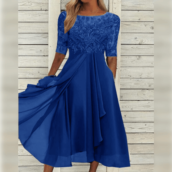 Trendy elegante kanten damesjurk, perfect voor een stijlvolle zomerse look. Ideale dameskleding.