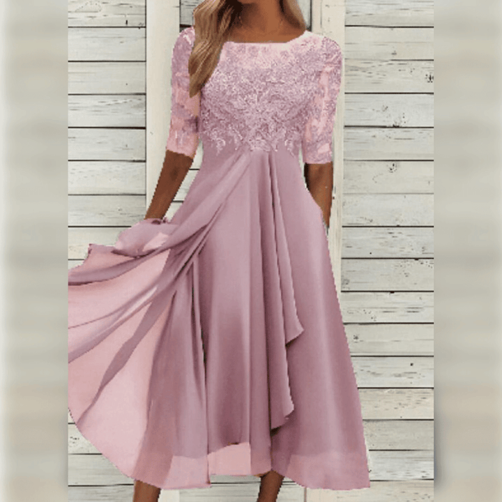 Comfortabele en elegante kanten jurk voor dames. Stijlvolle zomerjurk, perfect voor feestjes of strand.