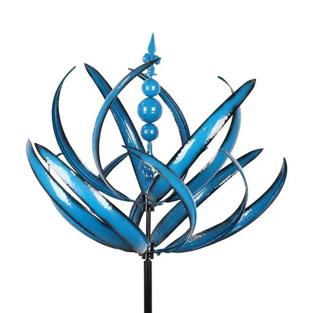 Tuinaccessoire: metaal windspinner in blauw en rood, kinetische tuindecoratie voor elke buitenruimte.