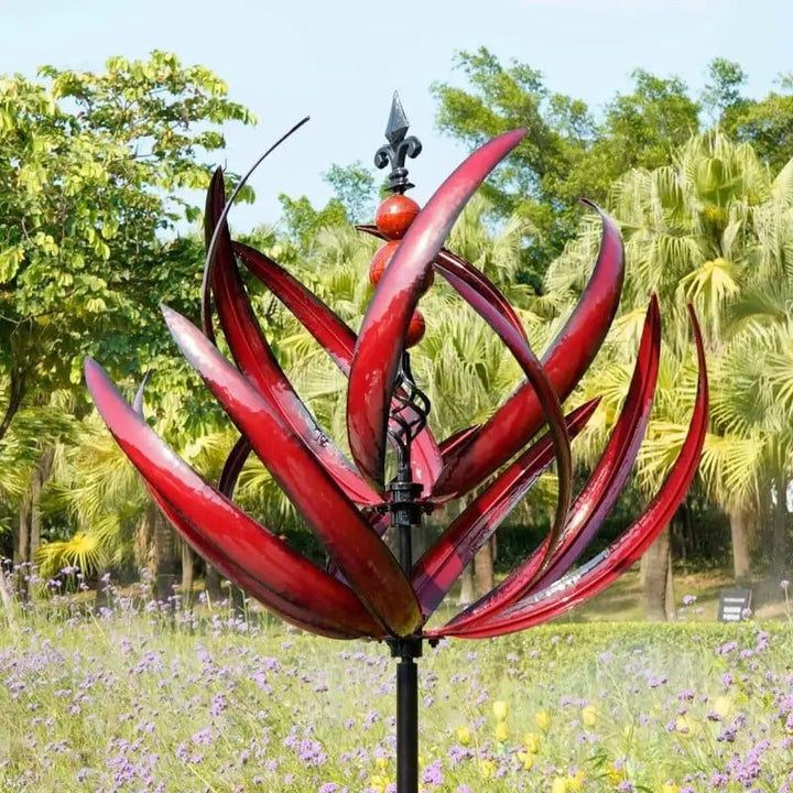 Levendige blauw-rode kinetische windspinner, weerbestendige metalen tuindecoratie voor rust in de tuin.