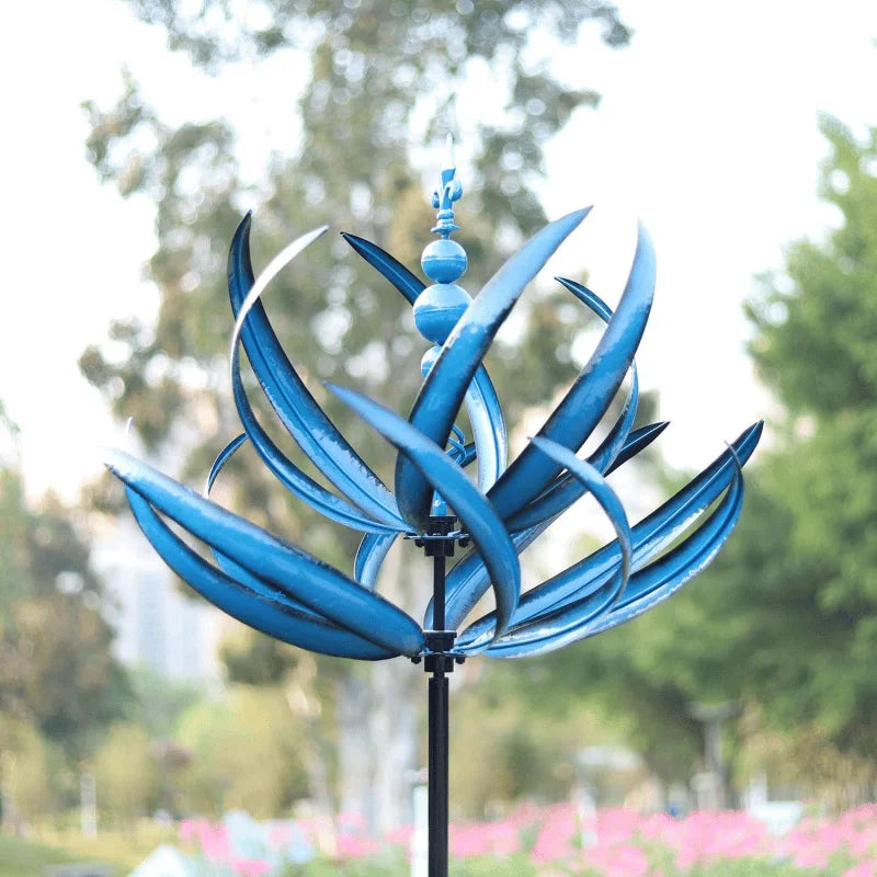 Rustgevende kinetische windspinner als tuindecoratie, een stijlvolle tuinkunst van metaal voor buiten.