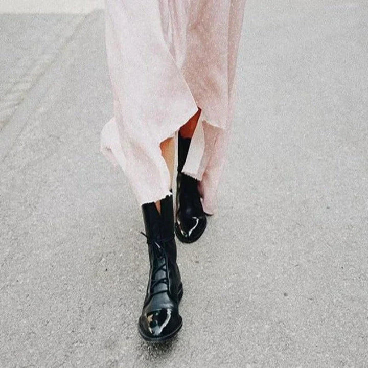 Mirelle leren dames enkellaarsjes met vetersluiting. Comfortabele zwarte damesschoenen voor herfst/winter.